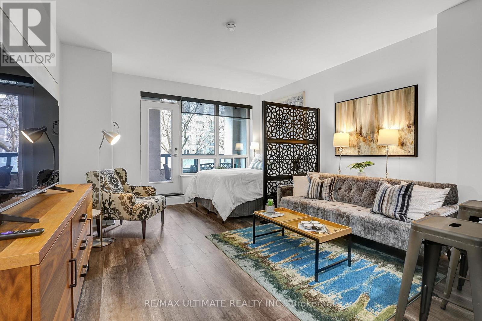 Designer-style furniture & decor