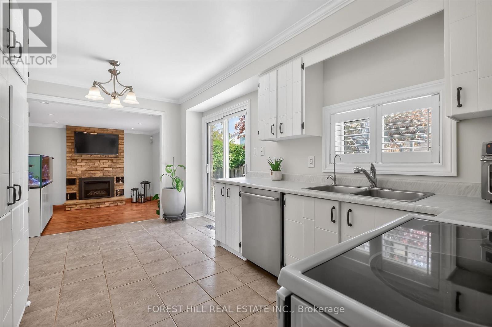 51 WINSTON CRESCENT - 15