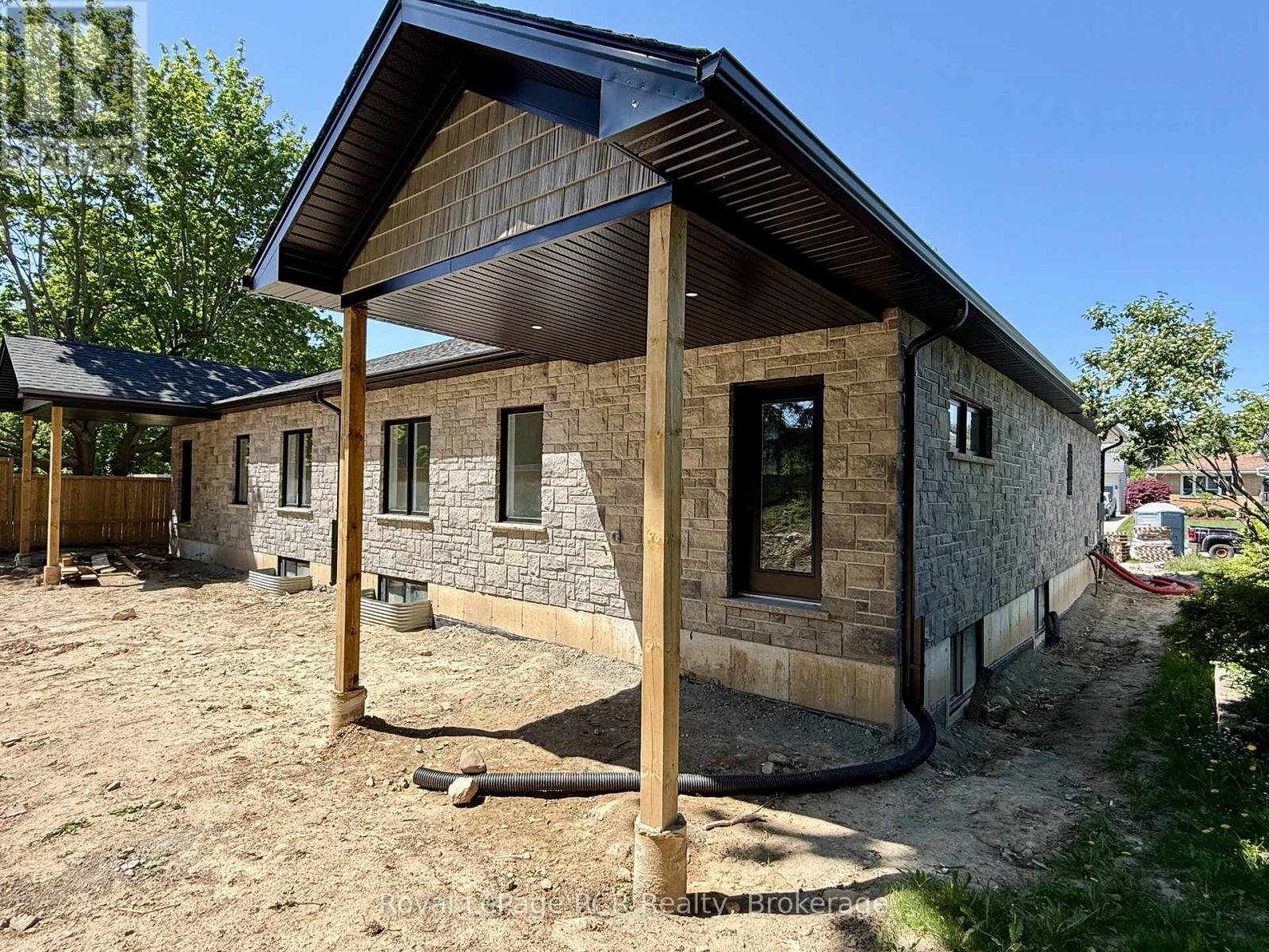 86 GRIFFITH STREET - 25