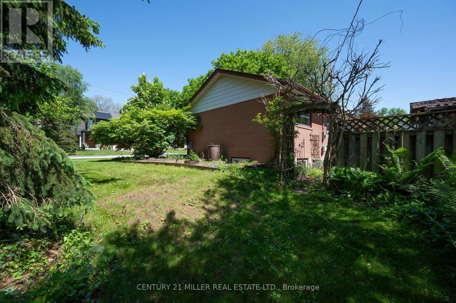 1304 AVON CRESCENT - 8