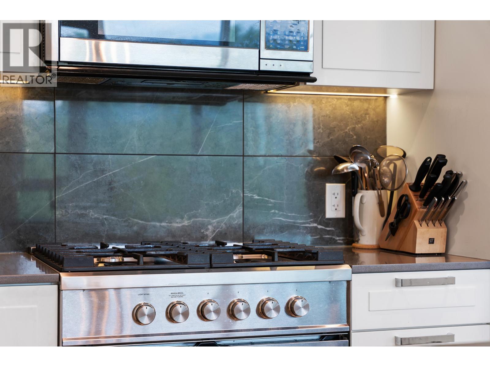 807 1401 HUNTER STREET, North Vancouver