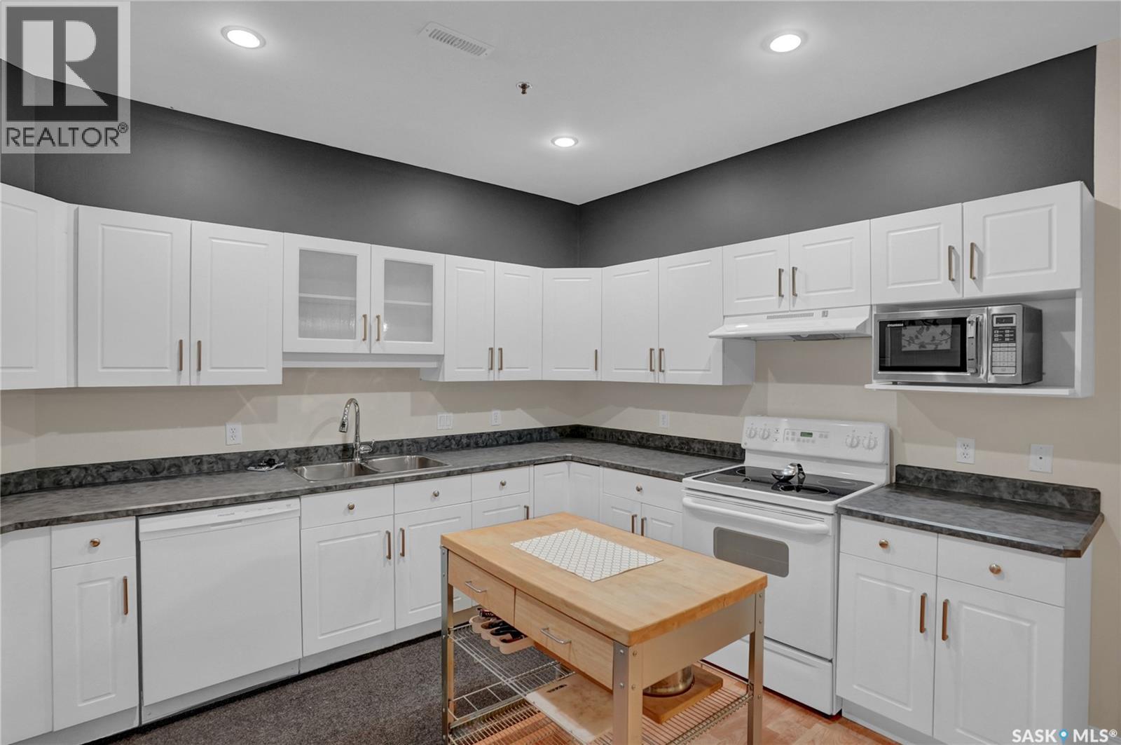 #208 1901 Victoria AVENUE - 15