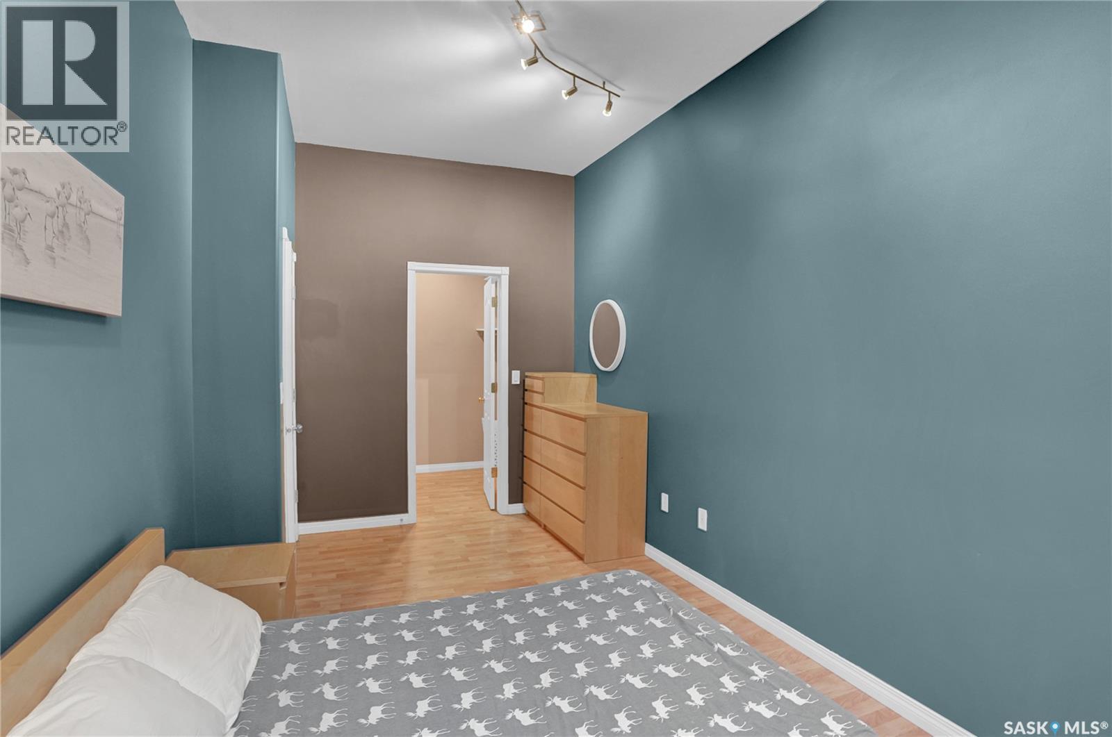 #208 1901 Victoria AVENUE - 19