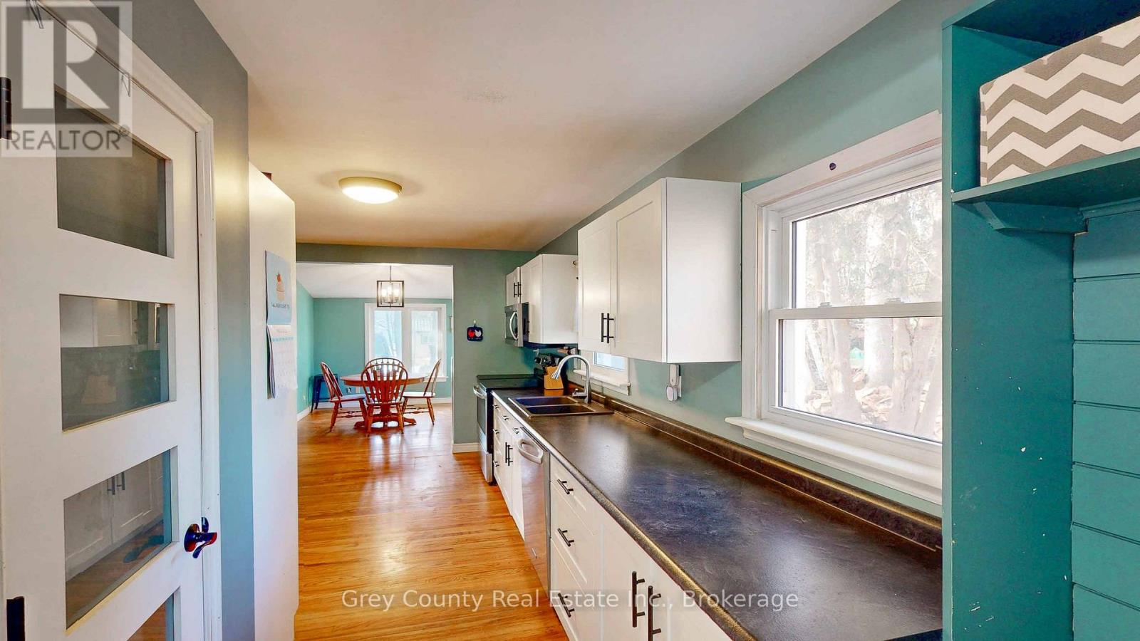 120 MARK STREET W - 22