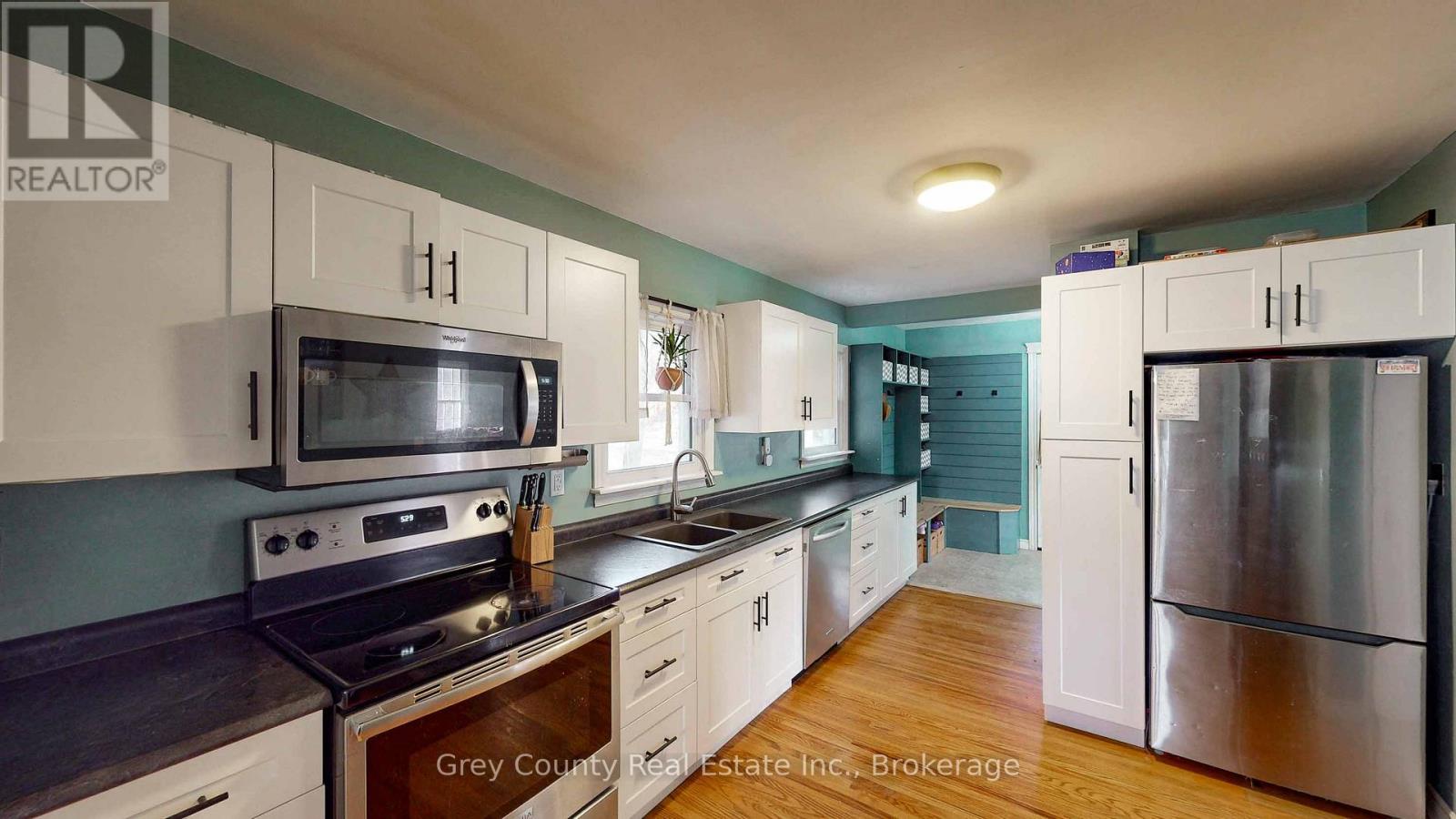 120 MARK STREET W - 25