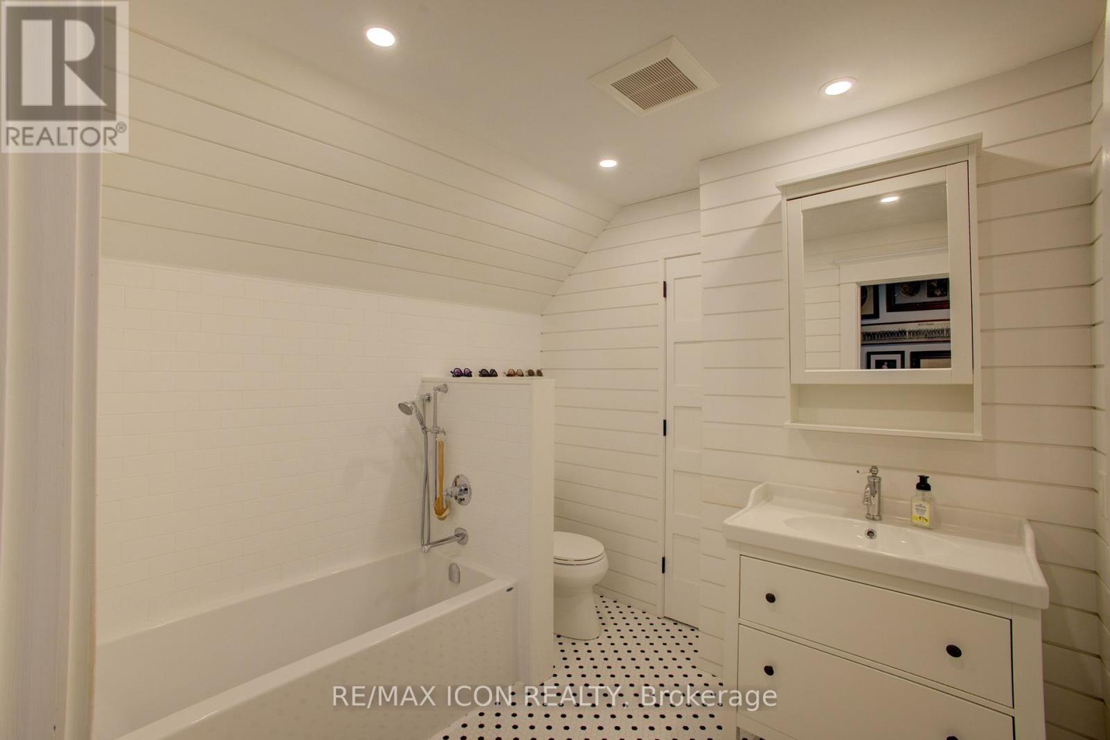 392114 GREY 109 ROAD - 35