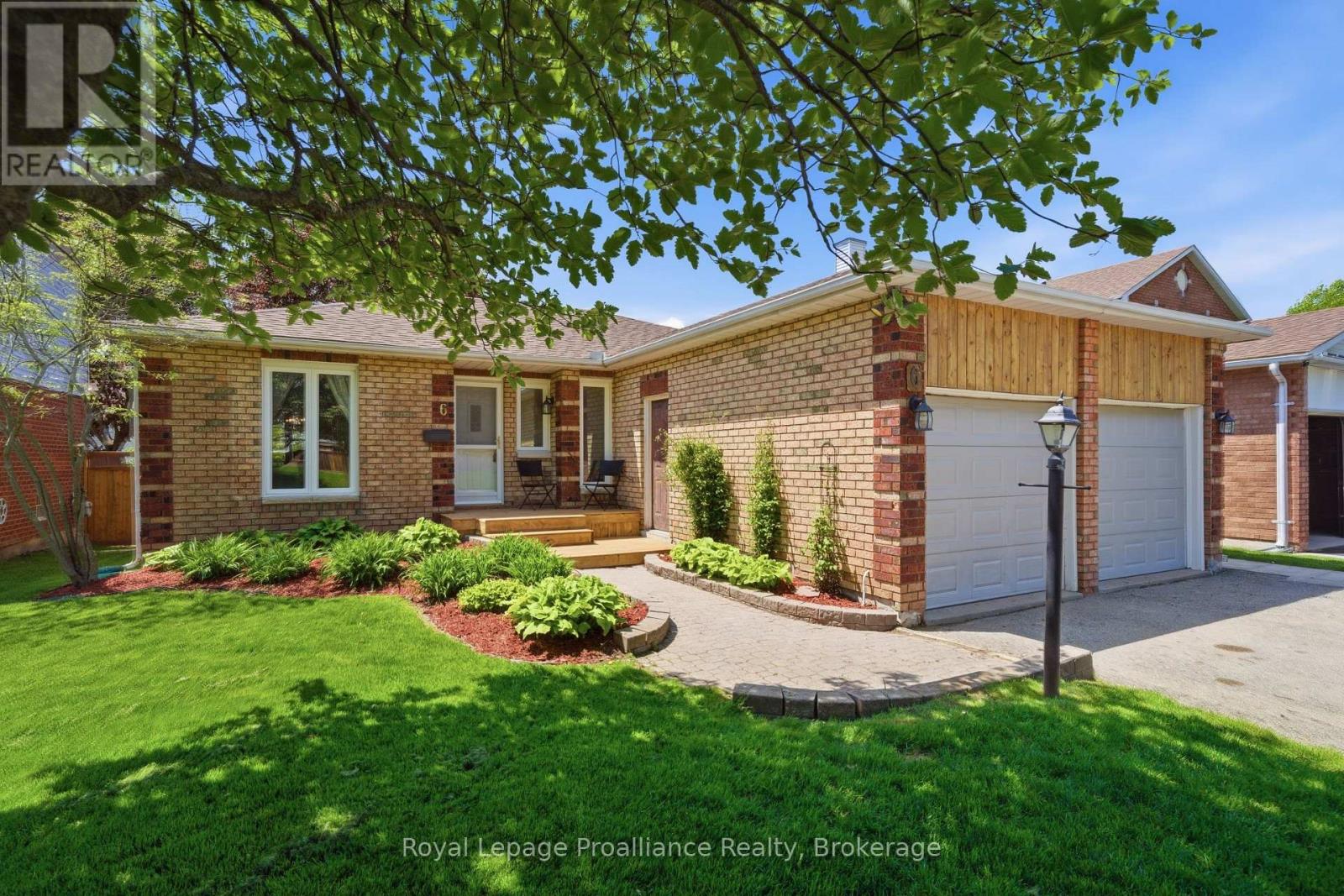 6 DONCASTER CRESCENT - 1