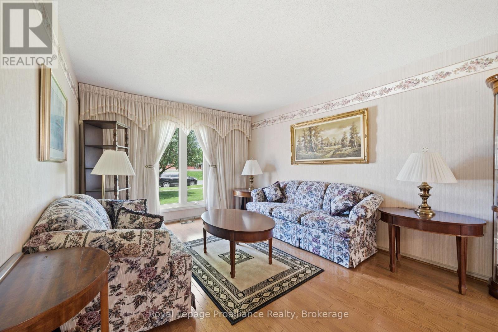 6 DONCASTER CRESCENT - 6