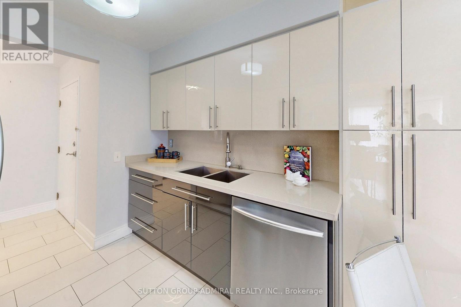 #PH208 81 TOWNSGATE DRIVE - 11