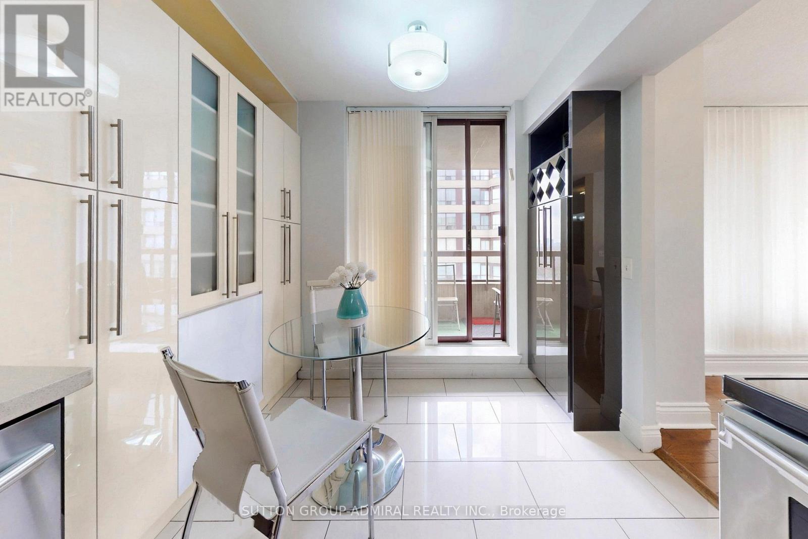 #PH208 81 TOWNSGATE DRIVE - 12