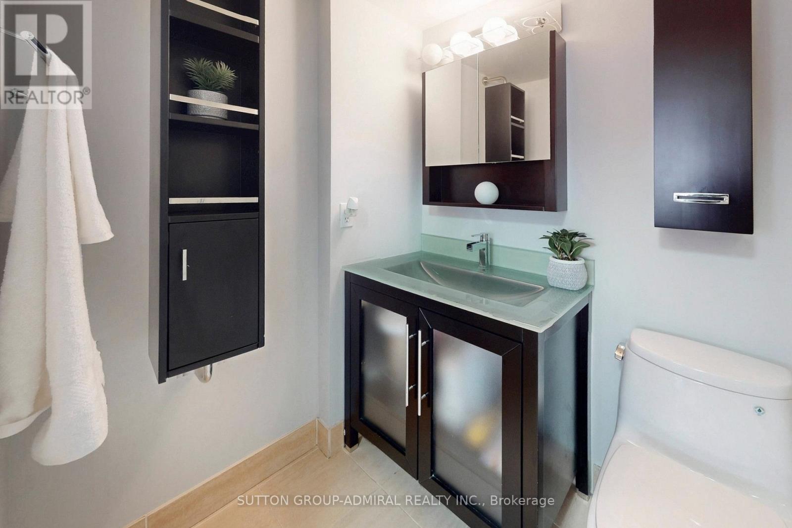 #PH208 81 TOWNSGATE DRIVE - 16