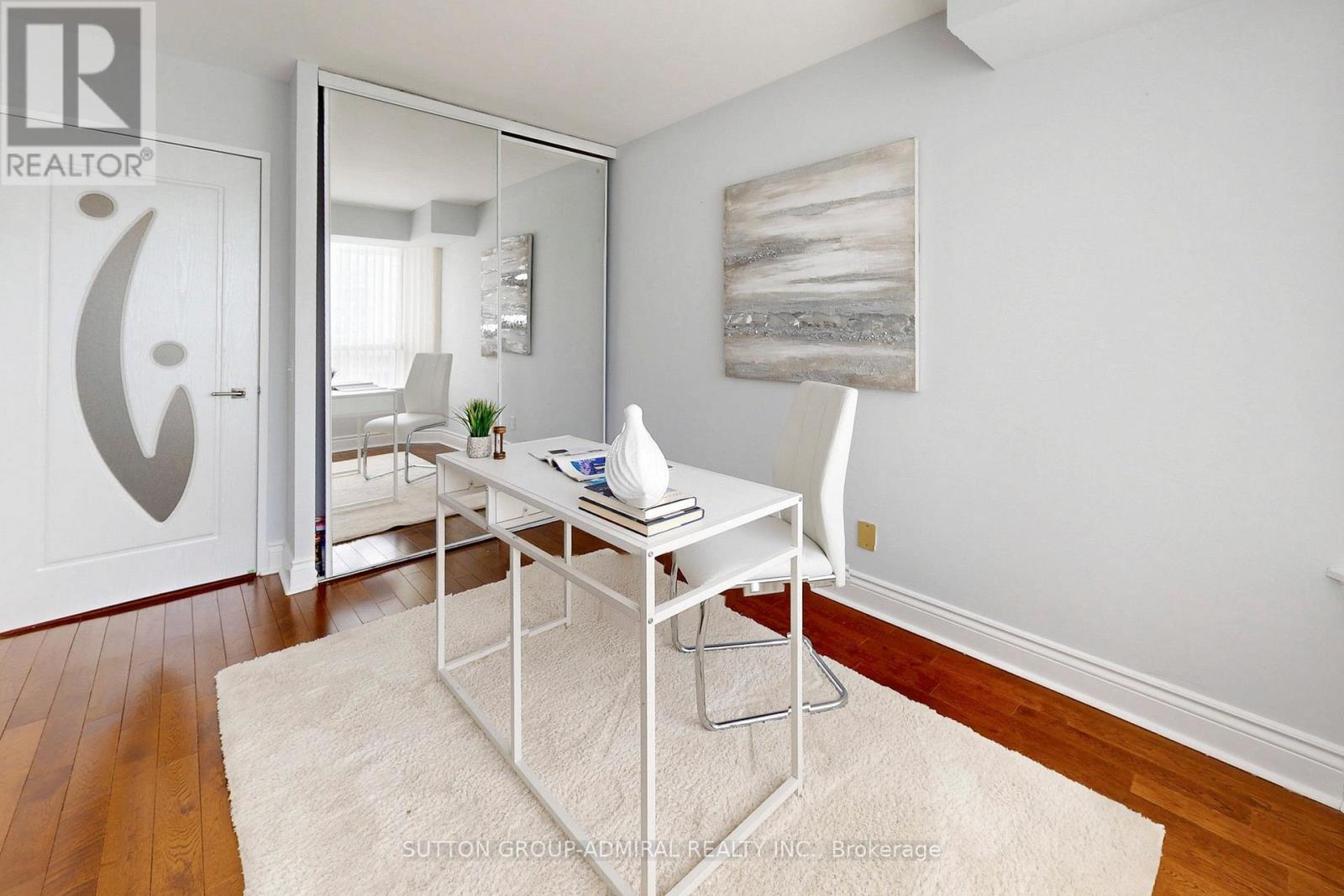 #PH208 81 TOWNSGATE DRIVE - 18
