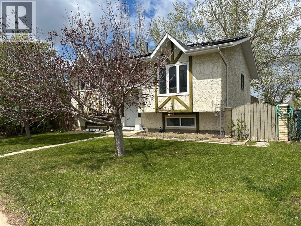 44 Wildrose Crescent W - 1