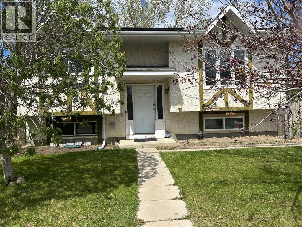 44 Wildrose Crescent W - 2