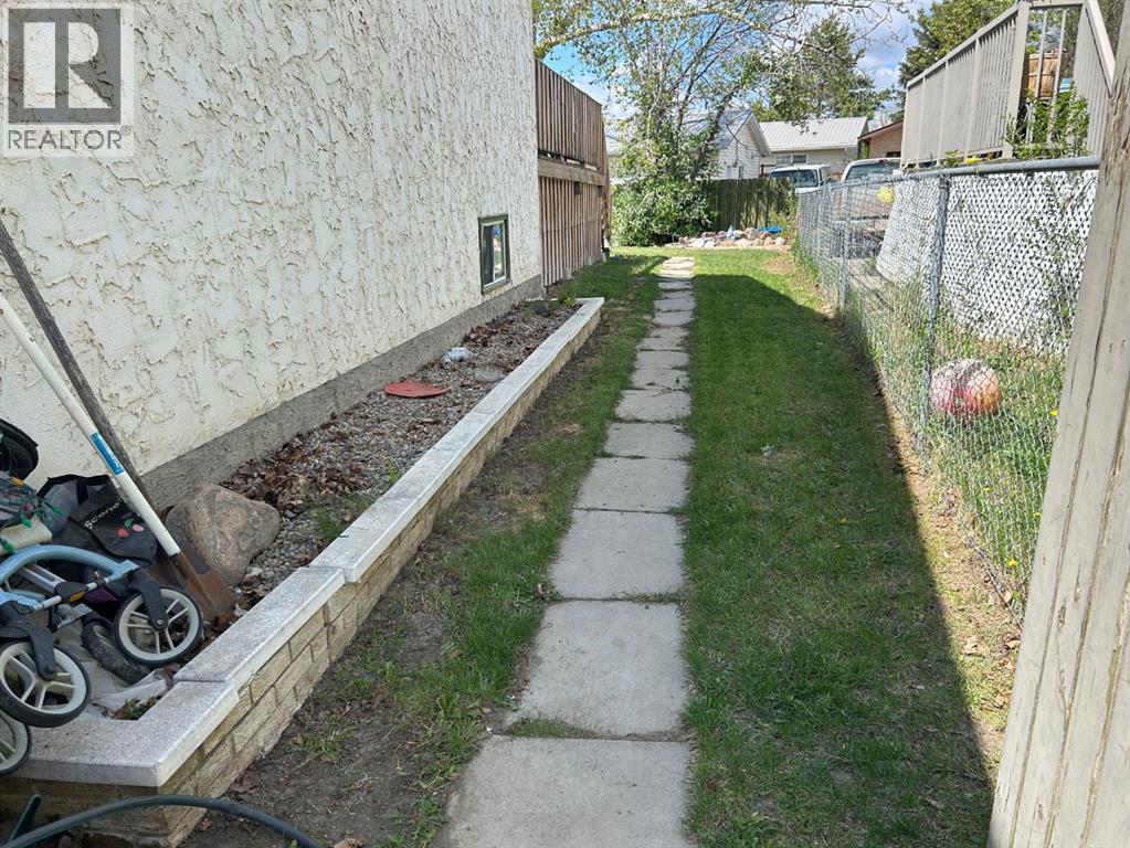 44 Wildrose Crescent W - 35