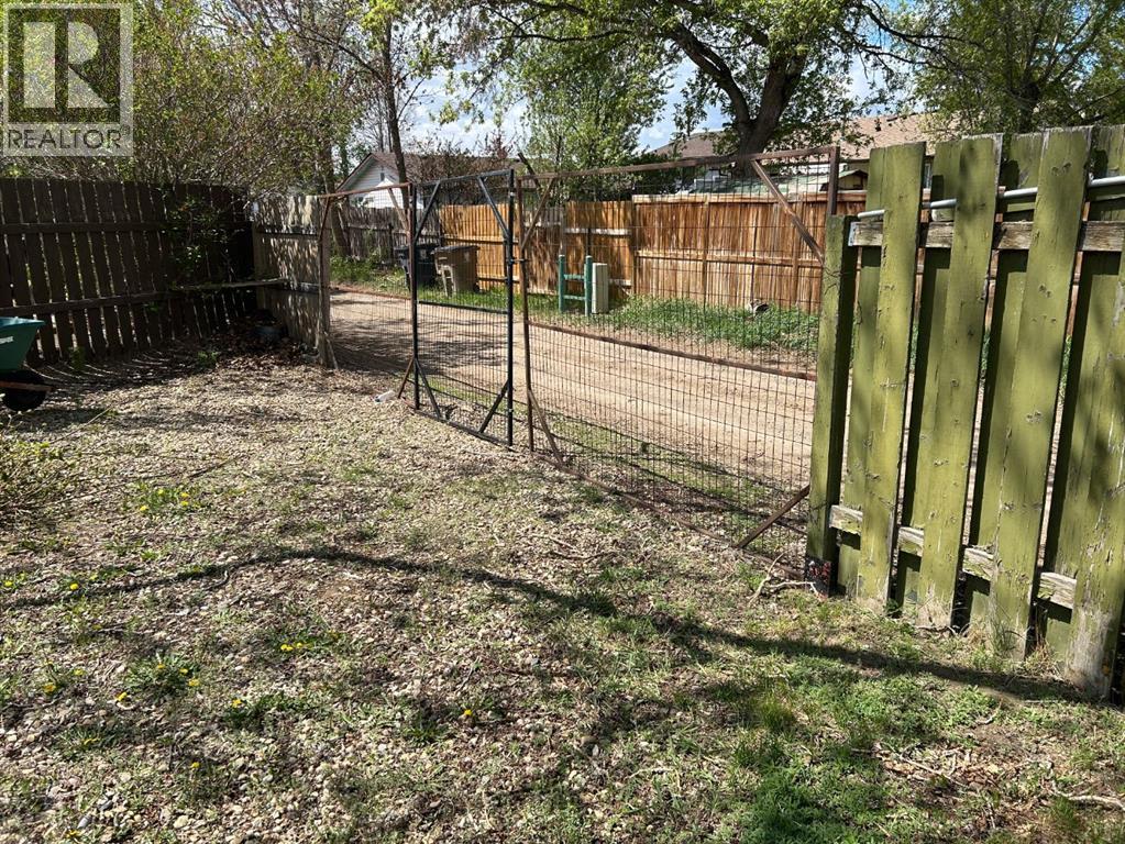 44 Wildrose Crescent W - 42