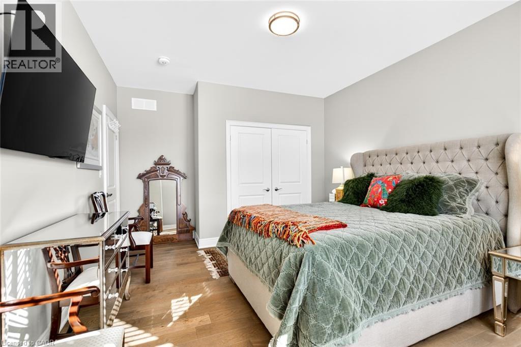#4 3757 ST. PETER Avenue - 18