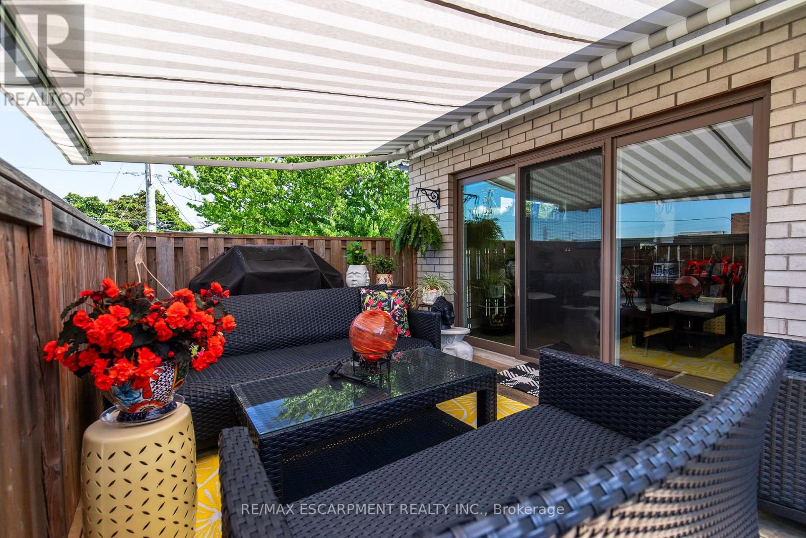 #4 3757 ST. PETER AVENUE - 37