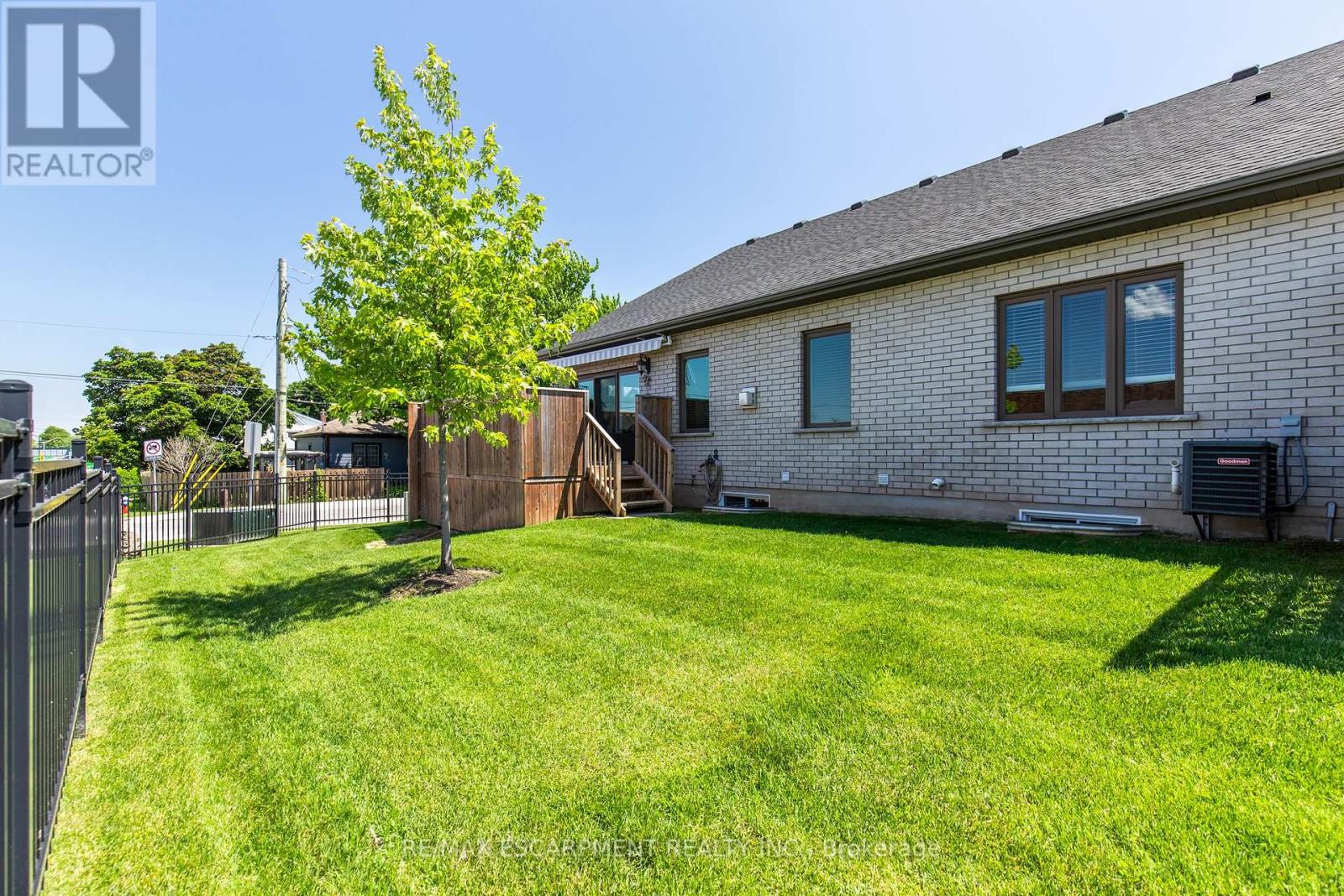 #4 3757 ST. PETER AVENUE - 45