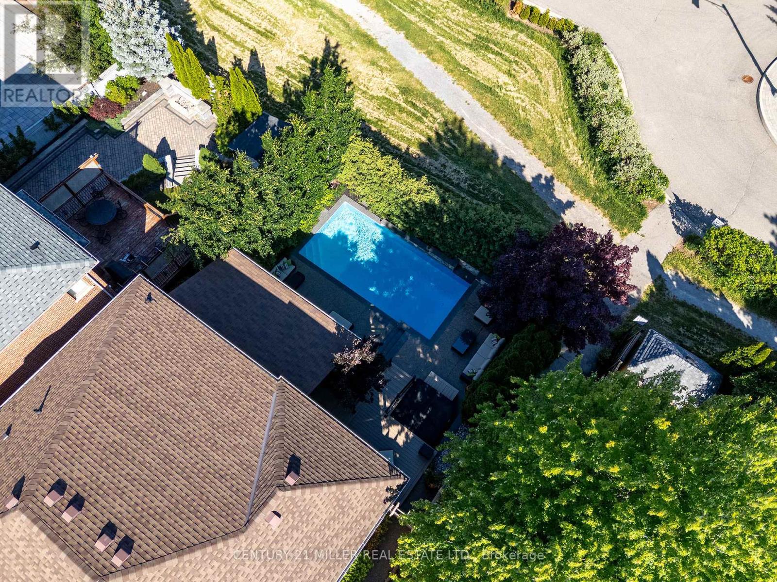 1392 CLEARWATER CRESCENT - 35