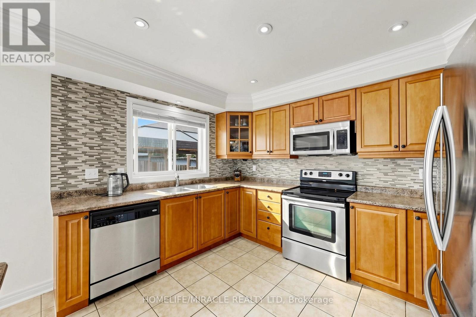 1026 HOLDSWORTH CRESCENT - 10