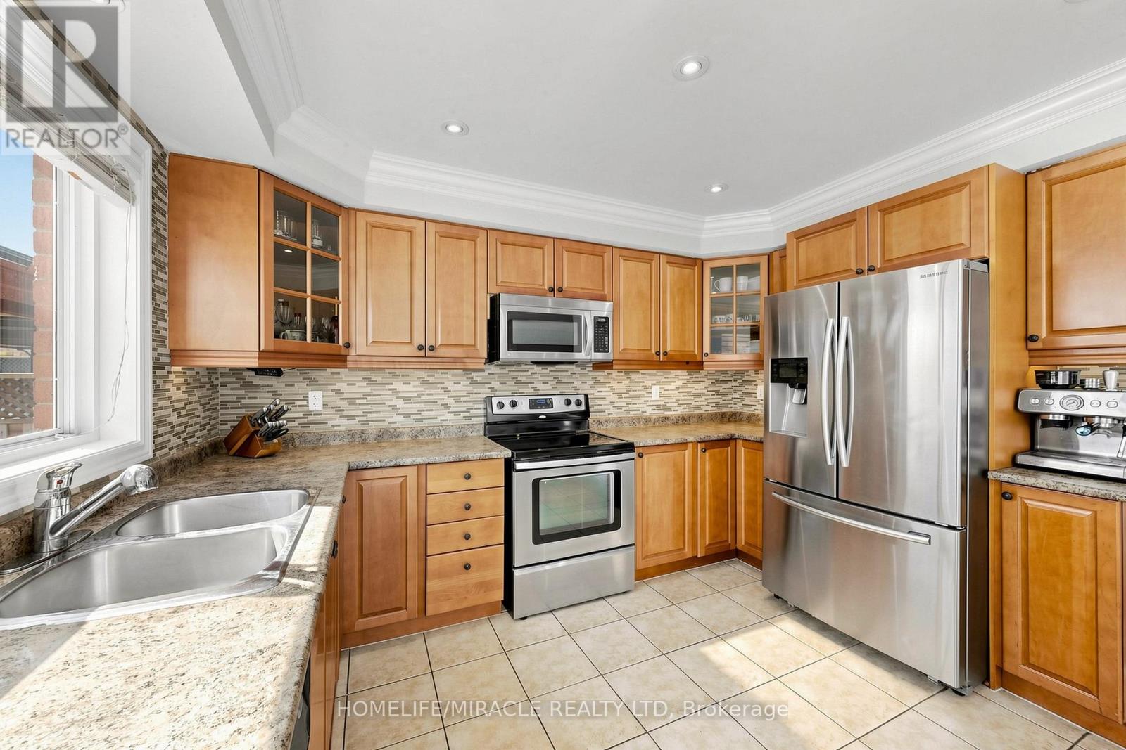 1026 HOLDSWORTH CRESCENT - 11