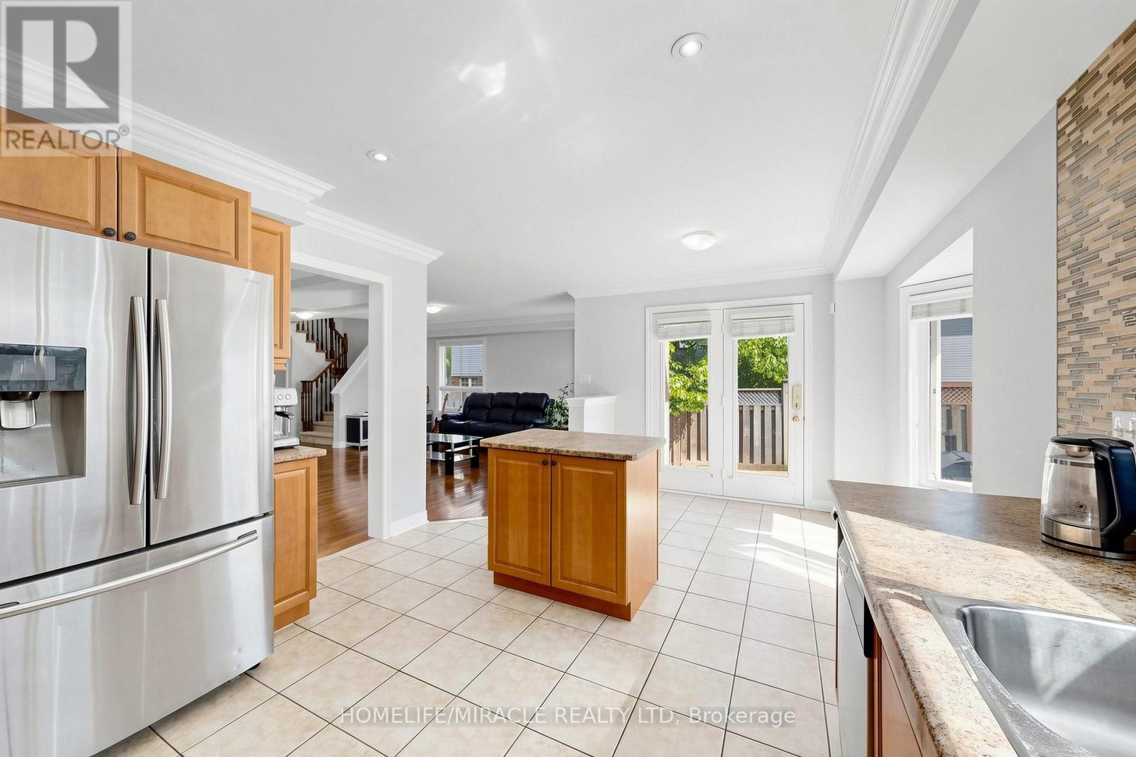 1026 HOLDSWORTH CRESCENT - 12