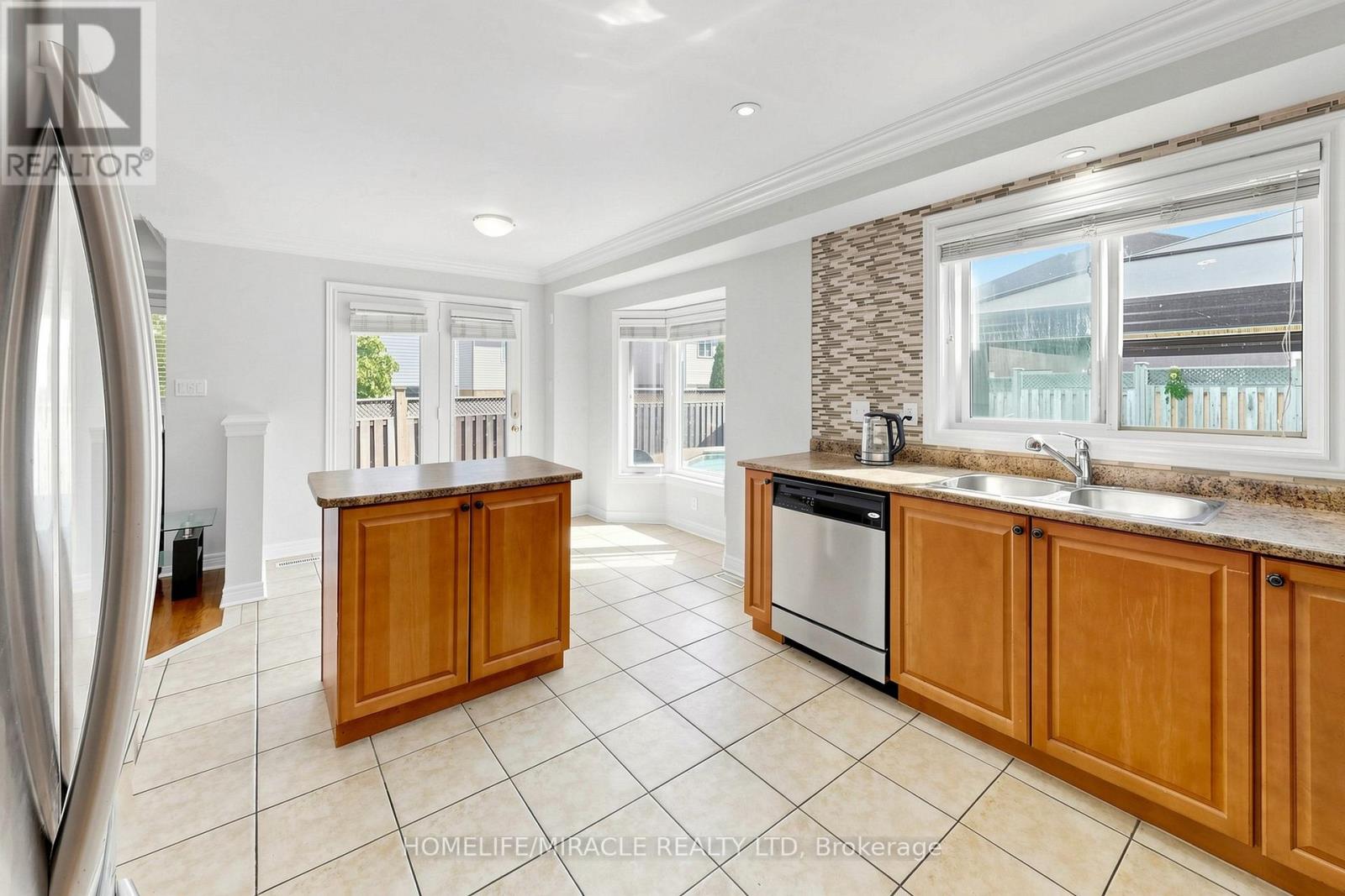 1026 HOLDSWORTH CRESCENT - 13