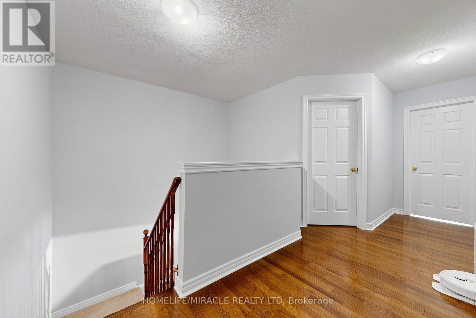 1026 HOLDSWORTH CRESCENT - 16