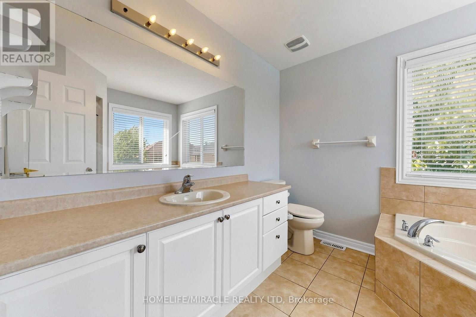 1026 HOLDSWORTH CRESCENT - 19