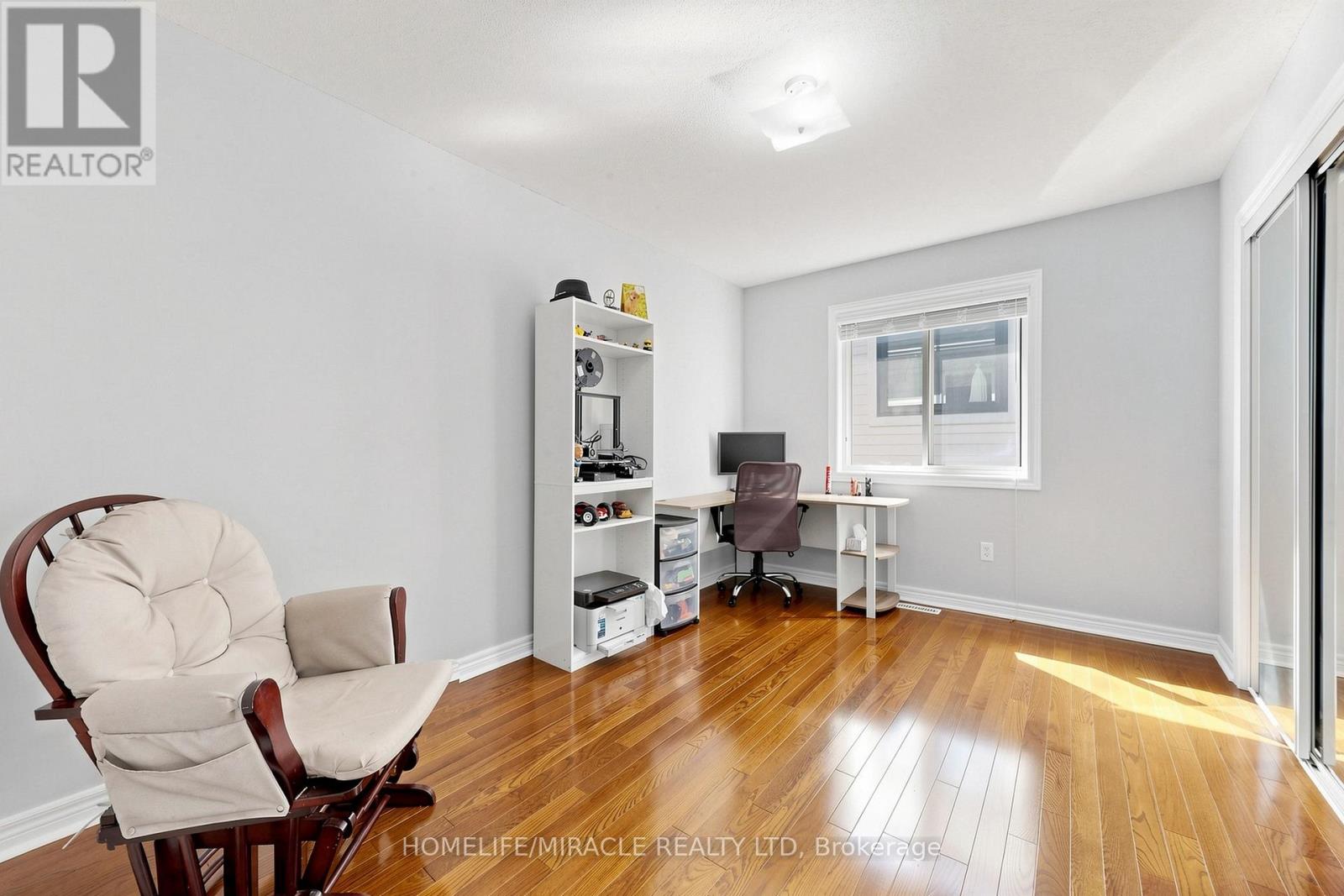 1026 HOLDSWORTH CRESCENT - 21