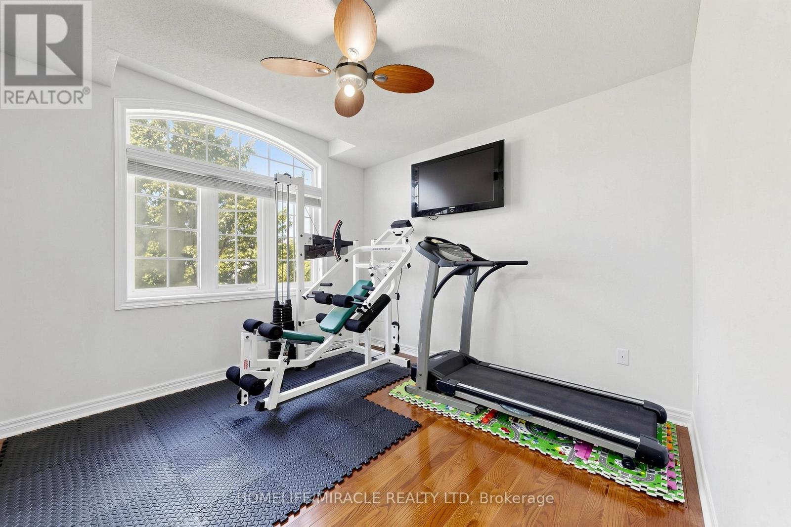 1026 HOLDSWORTH CRESCENT - 25