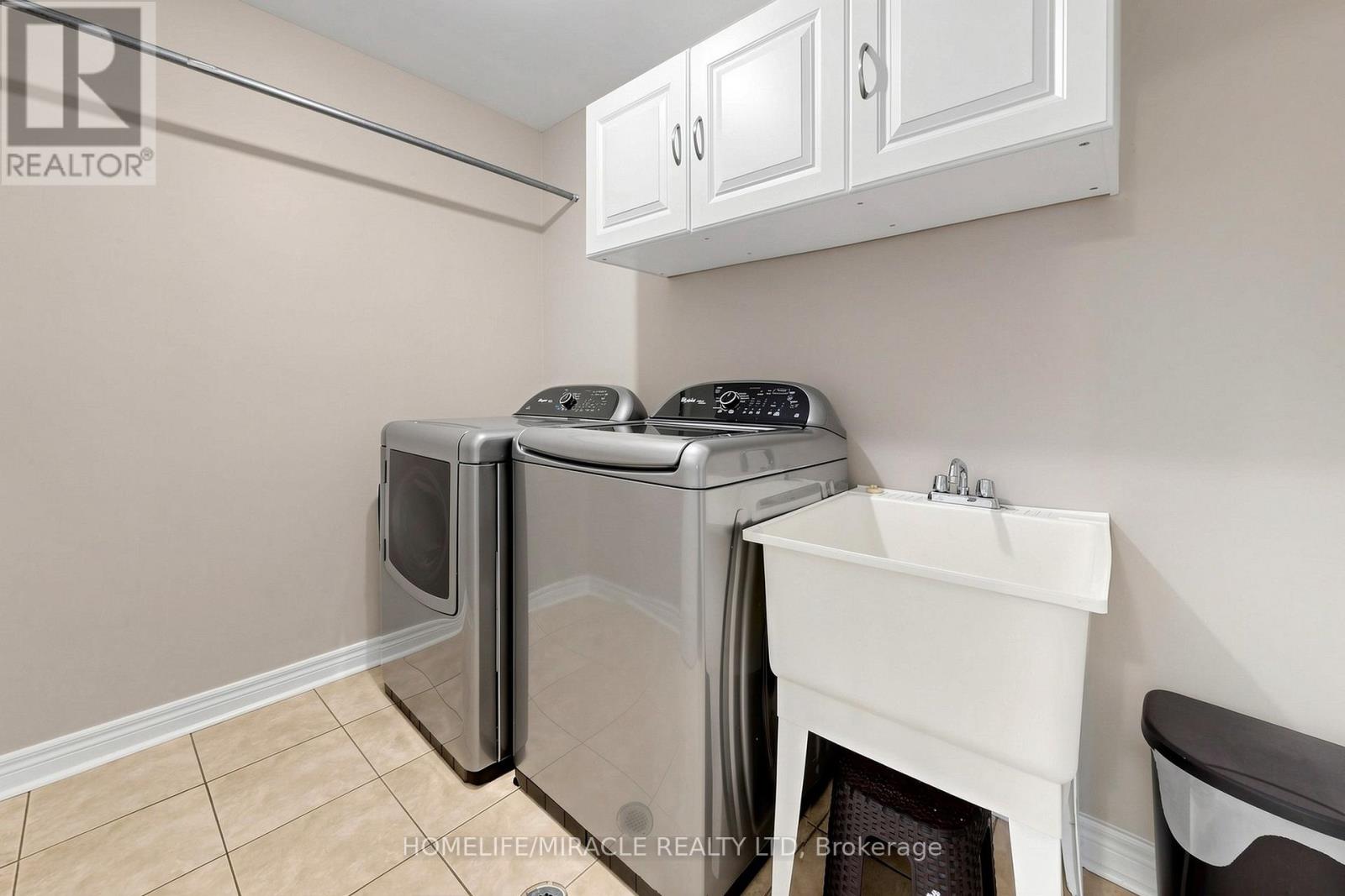 1026 HOLDSWORTH CRESCENT - 29