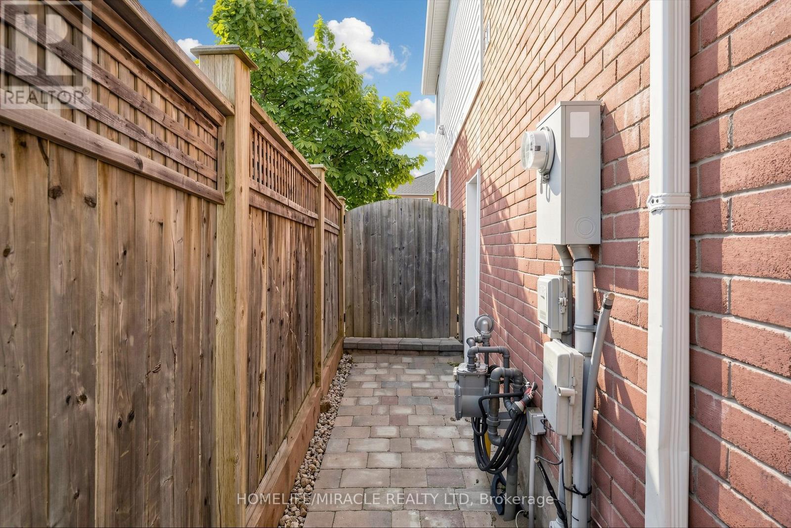1026 HOLDSWORTH CRESCENT - 30