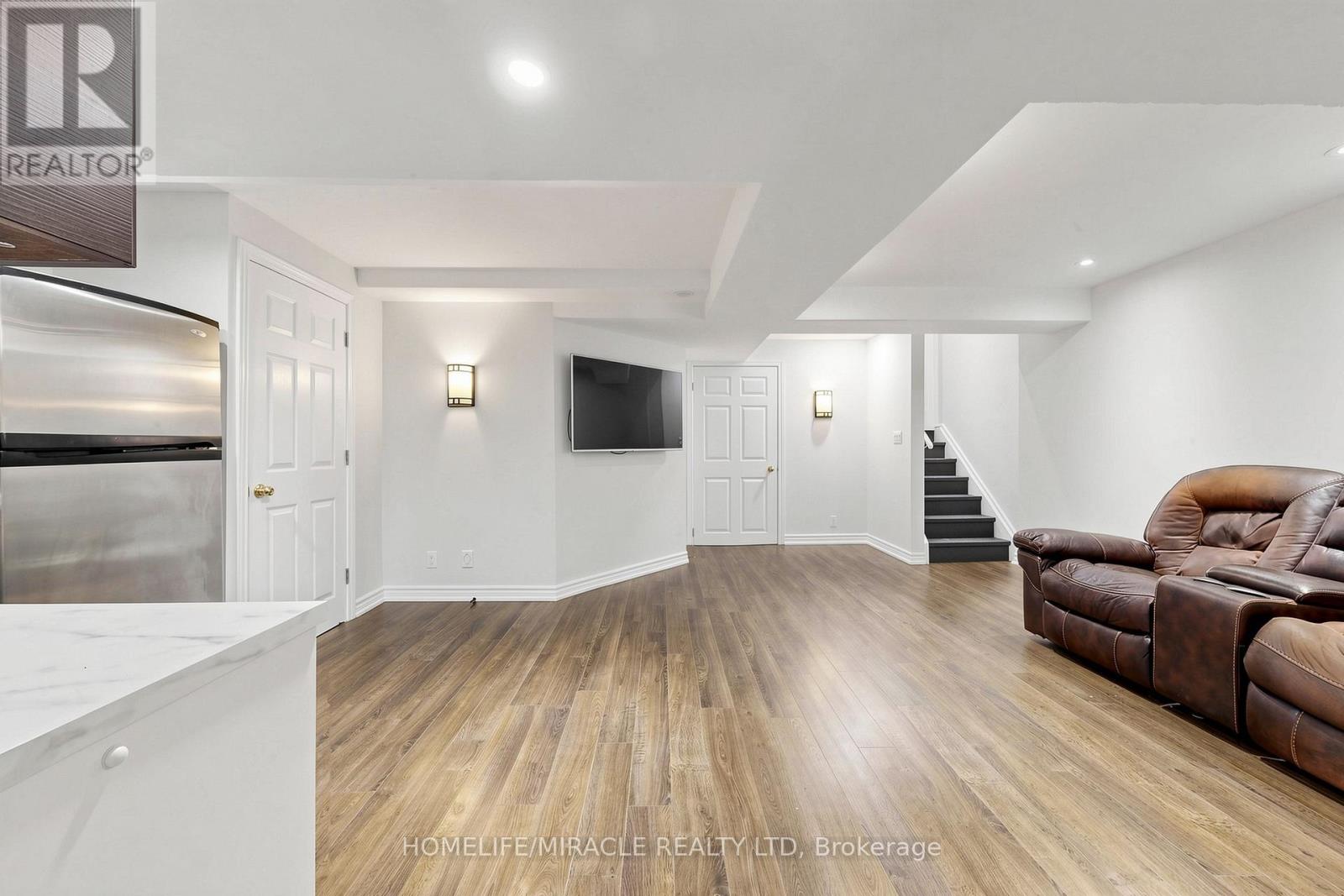 1026 HOLDSWORTH CRESCENT - 34