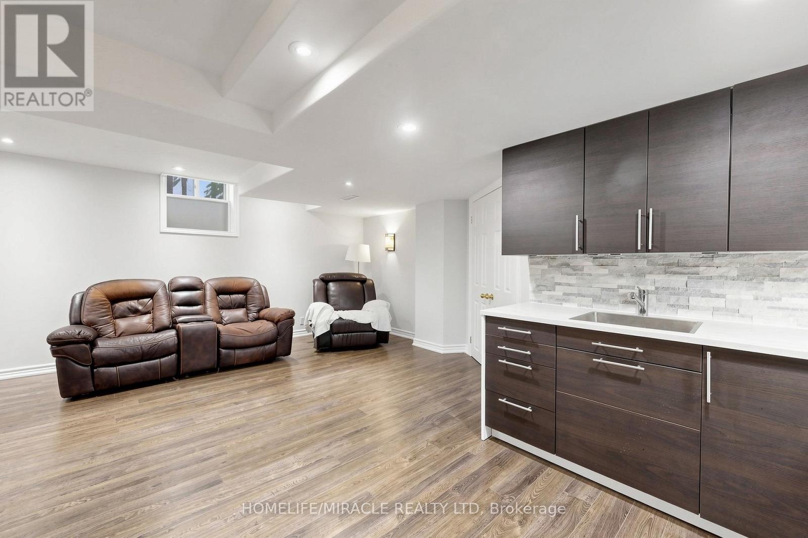 1026 HOLDSWORTH CRESCENT - 36