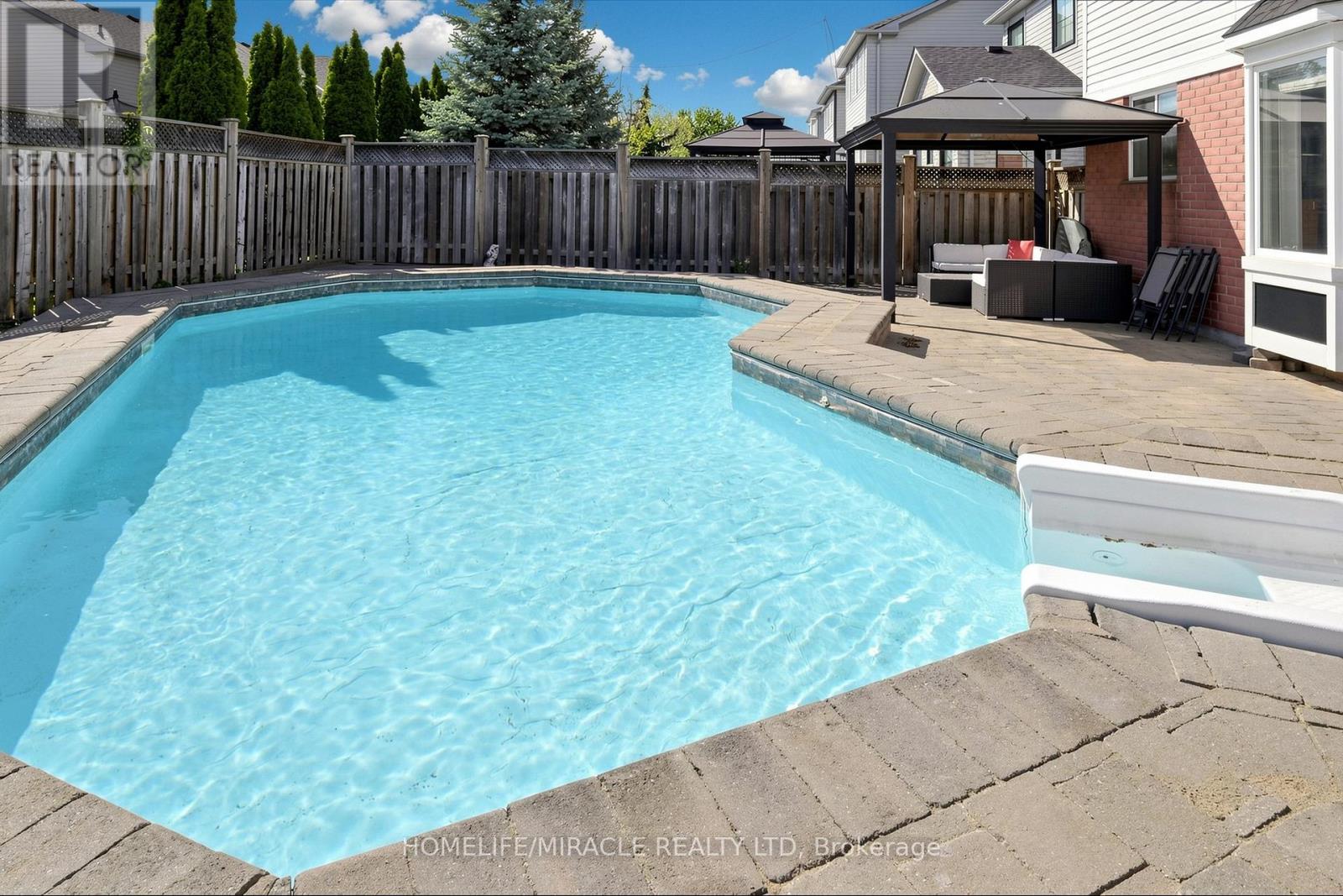 1026 HOLDSWORTH CRESCENT - 42