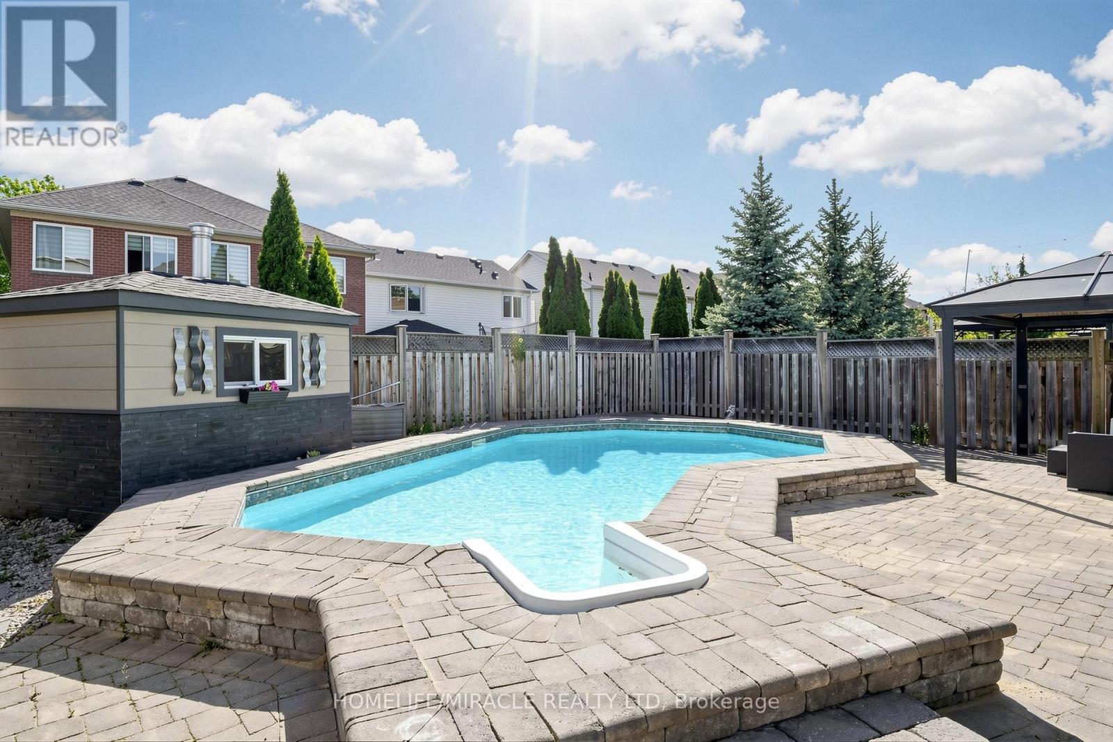 1026 HOLDSWORTH CRESCENT - 44