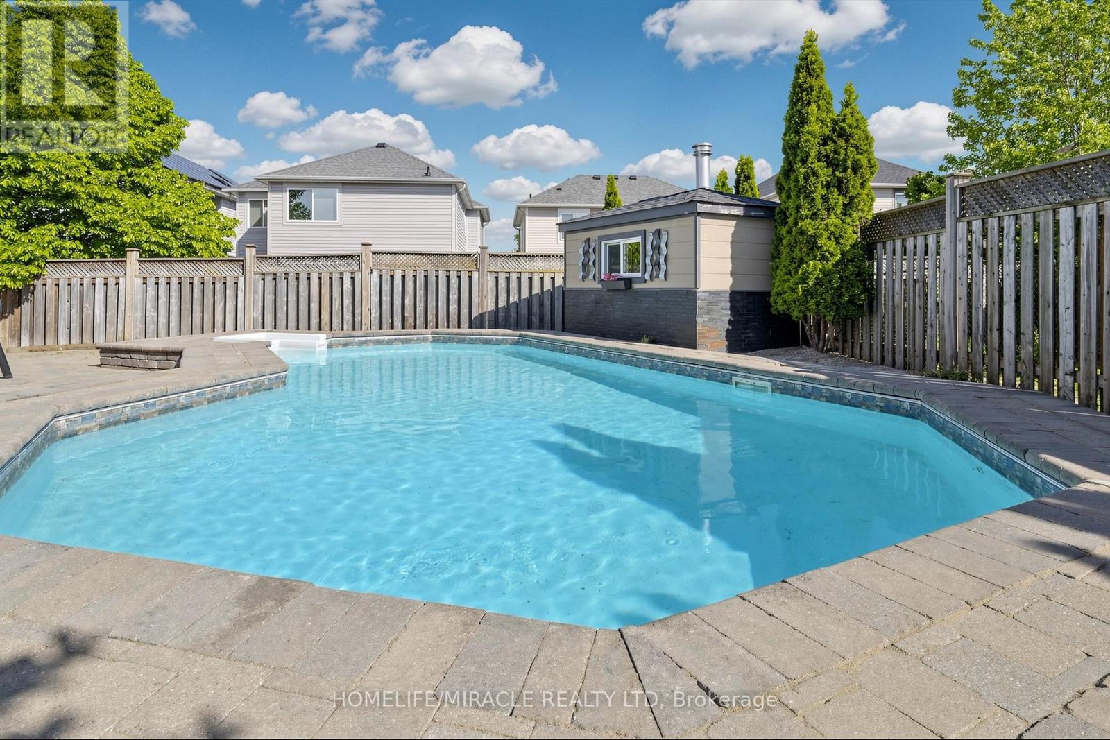 1026 HOLDSWORTH CRESCENT - 46