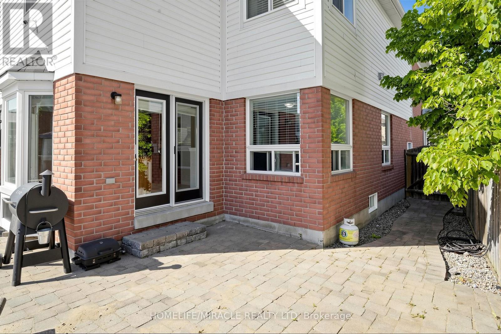 1026 HOLDSWORTH CRESCENT - 49