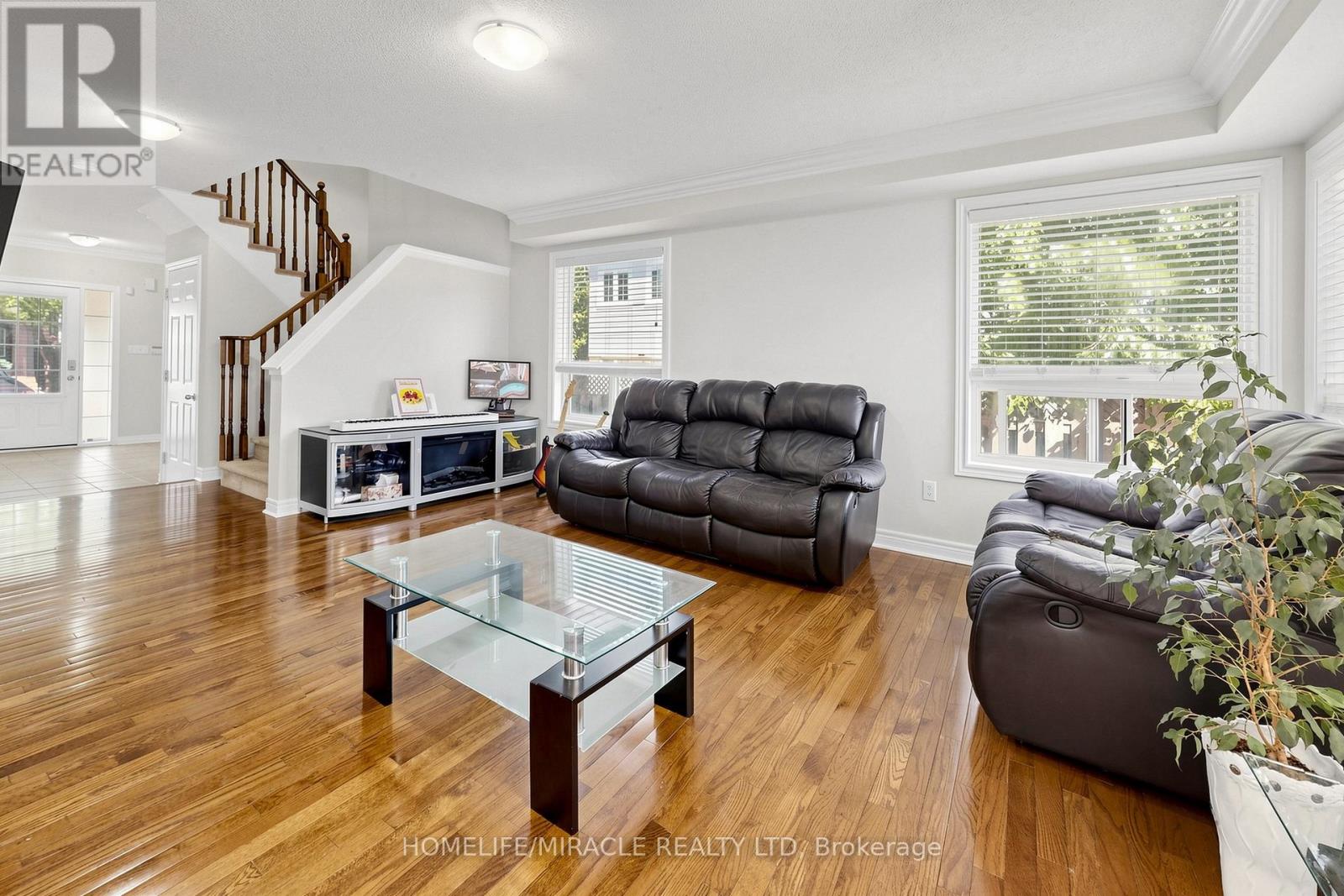 1026 HOLDSWORTH CRESCENT - 5