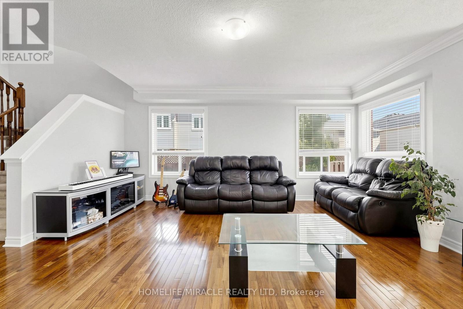 1026 HOLDSWORTH CRESCENT - 6