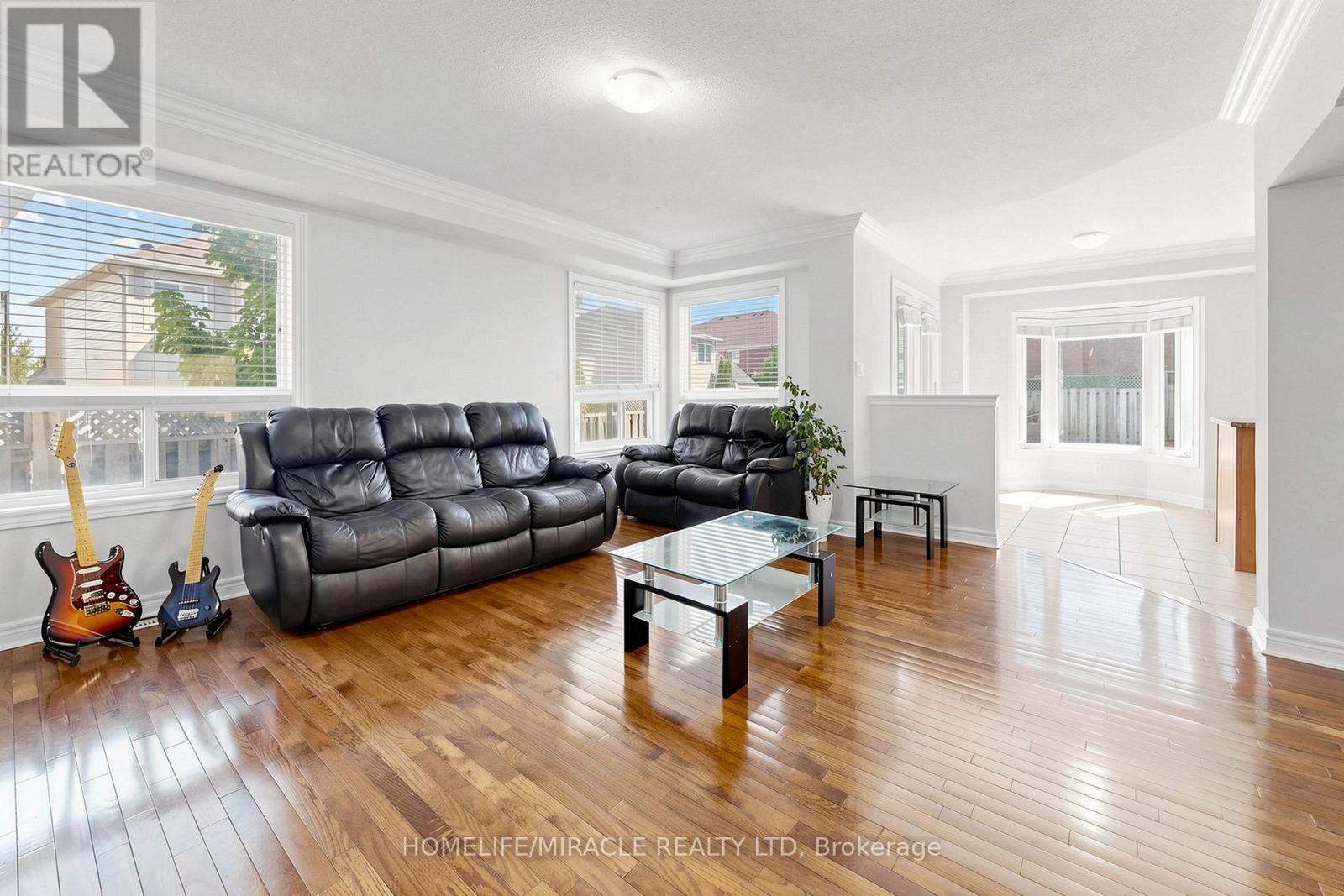 1026 HOLDSWORTH CRESCENT - 7