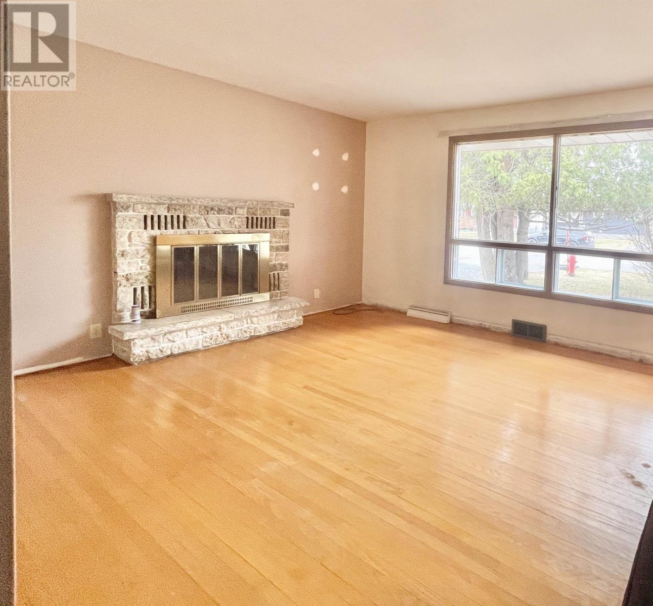 45 Dingwall PKWY - 2
