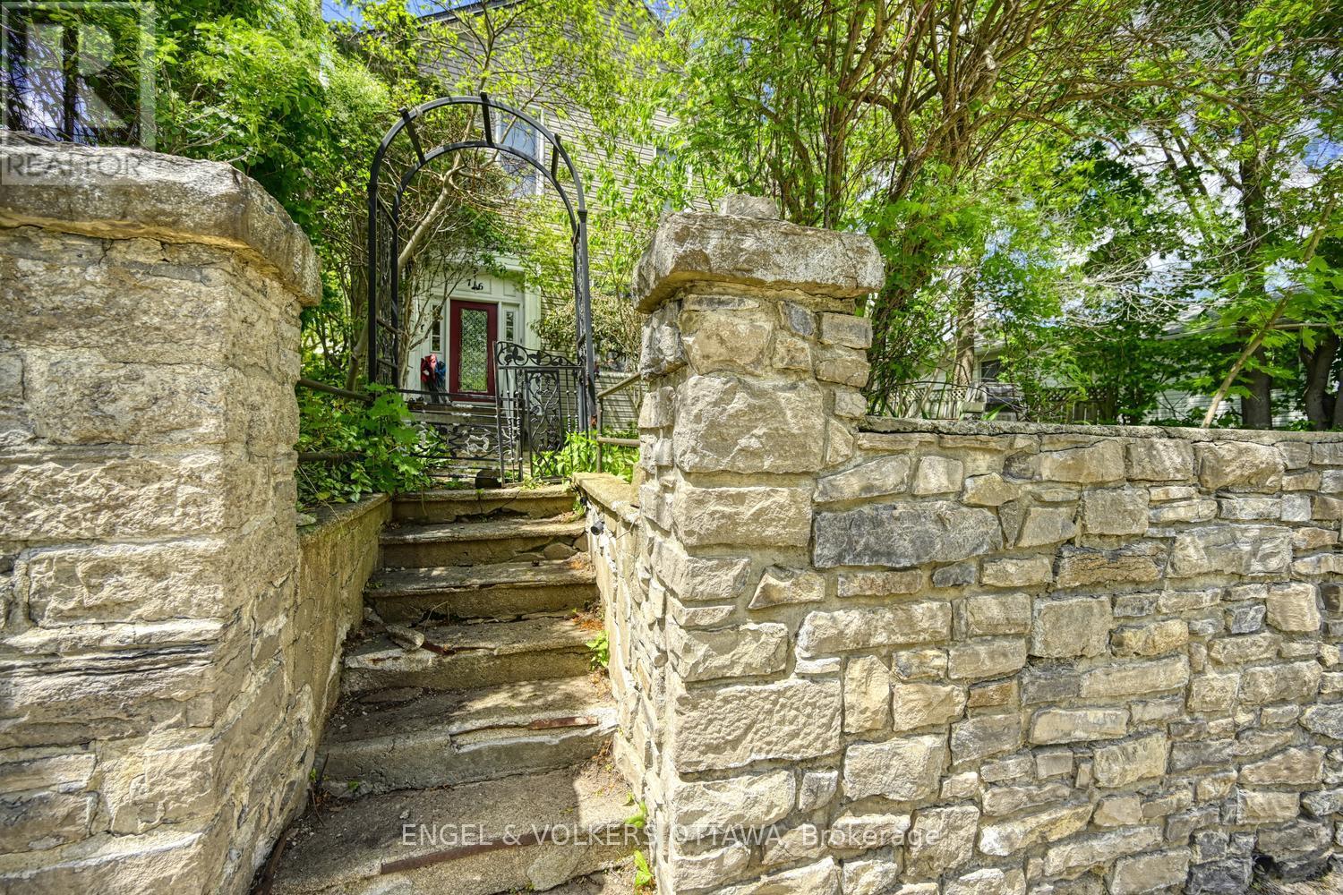 716 KING STREET W - 2