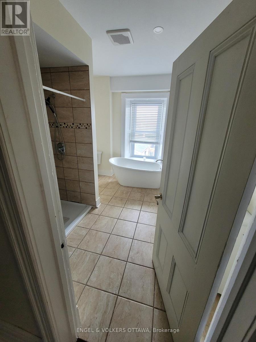 716 KING STREET W - 23