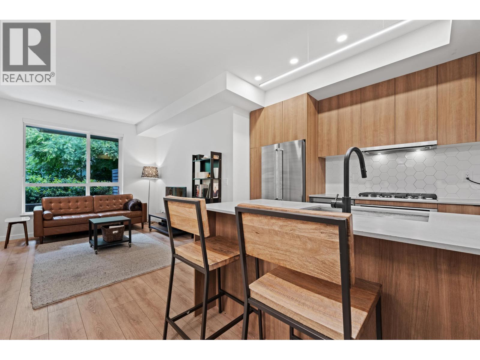 29 533 E 3RD STREET, North Vancouver