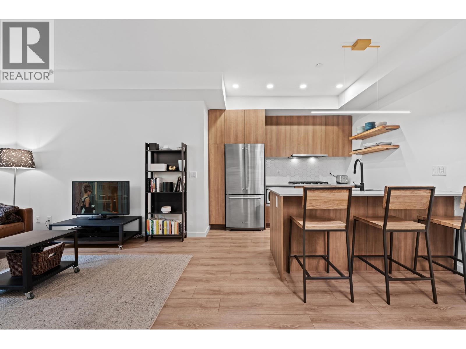 29 533 E 3RD STREET, North Vancouver