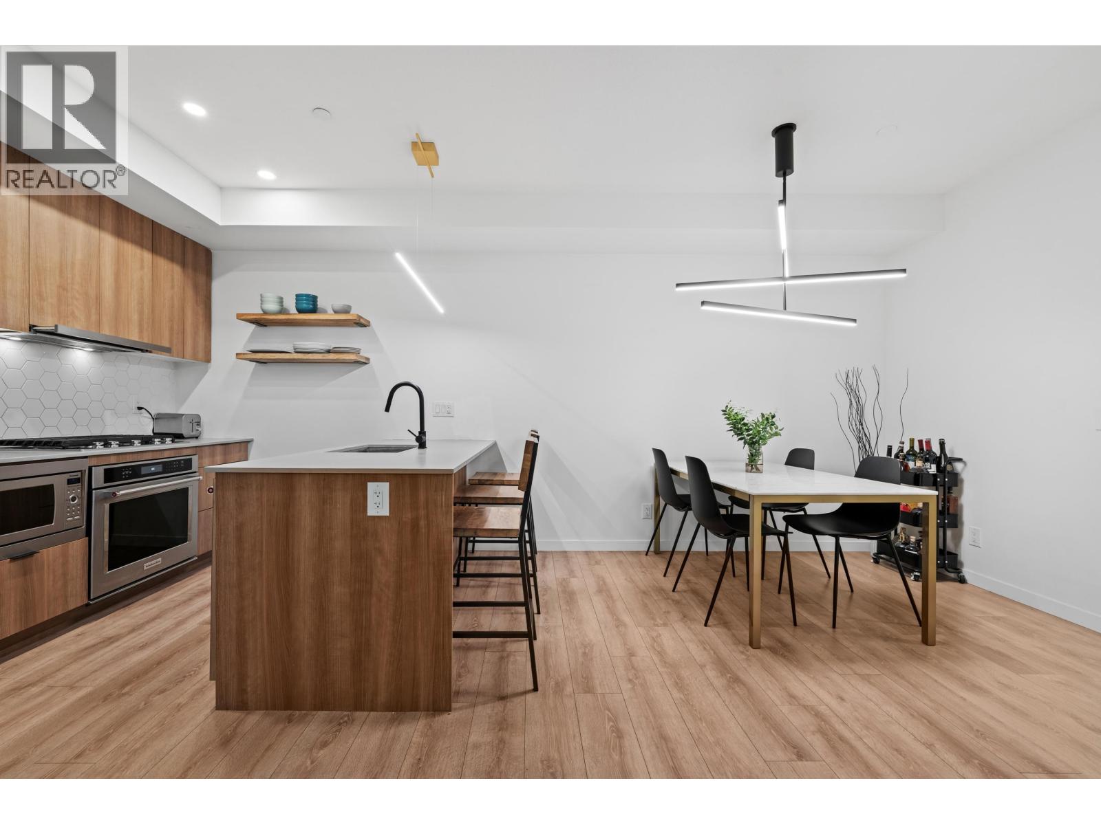 29 533 E 3RD STREET, North Vancouver