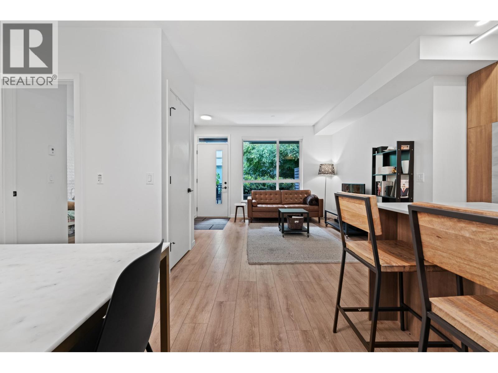 29 533 E 3RD STREET, North Vancouver
